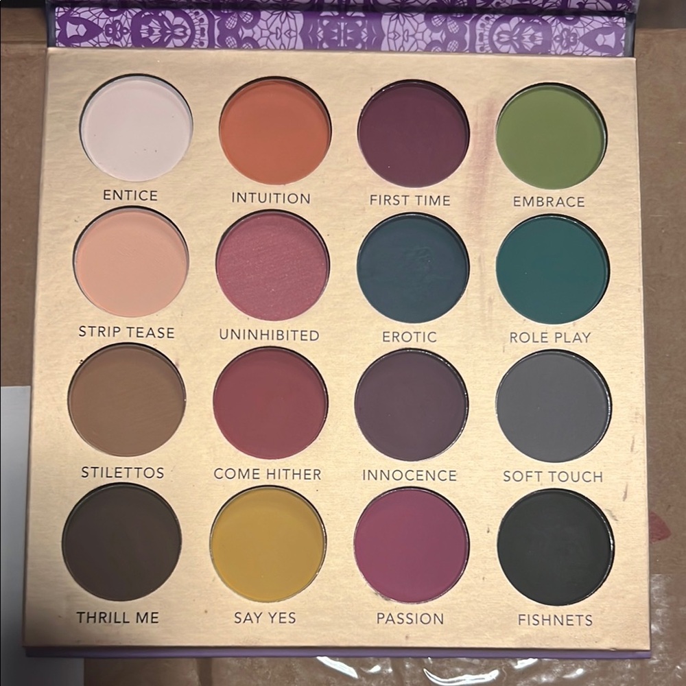 Violet Voss Green and Red Eyeshadow Palette